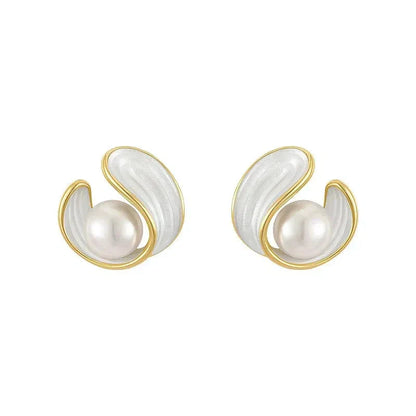 Luxurious earrings with white opal and pearl in gold